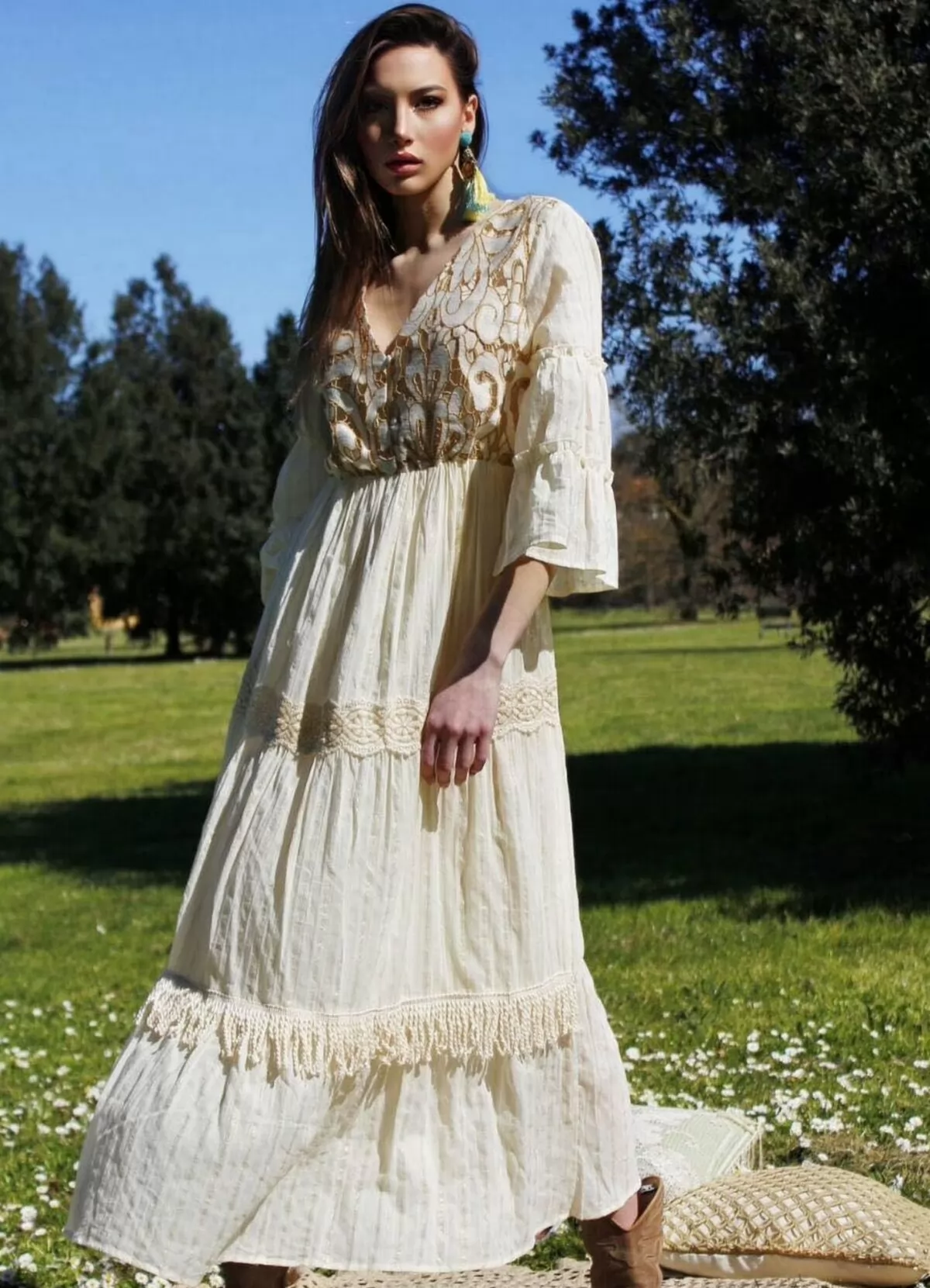 boho maxi φόρεμα με δαντέλα κιπούρ στο ντεκολτέ - Parizianista.gr