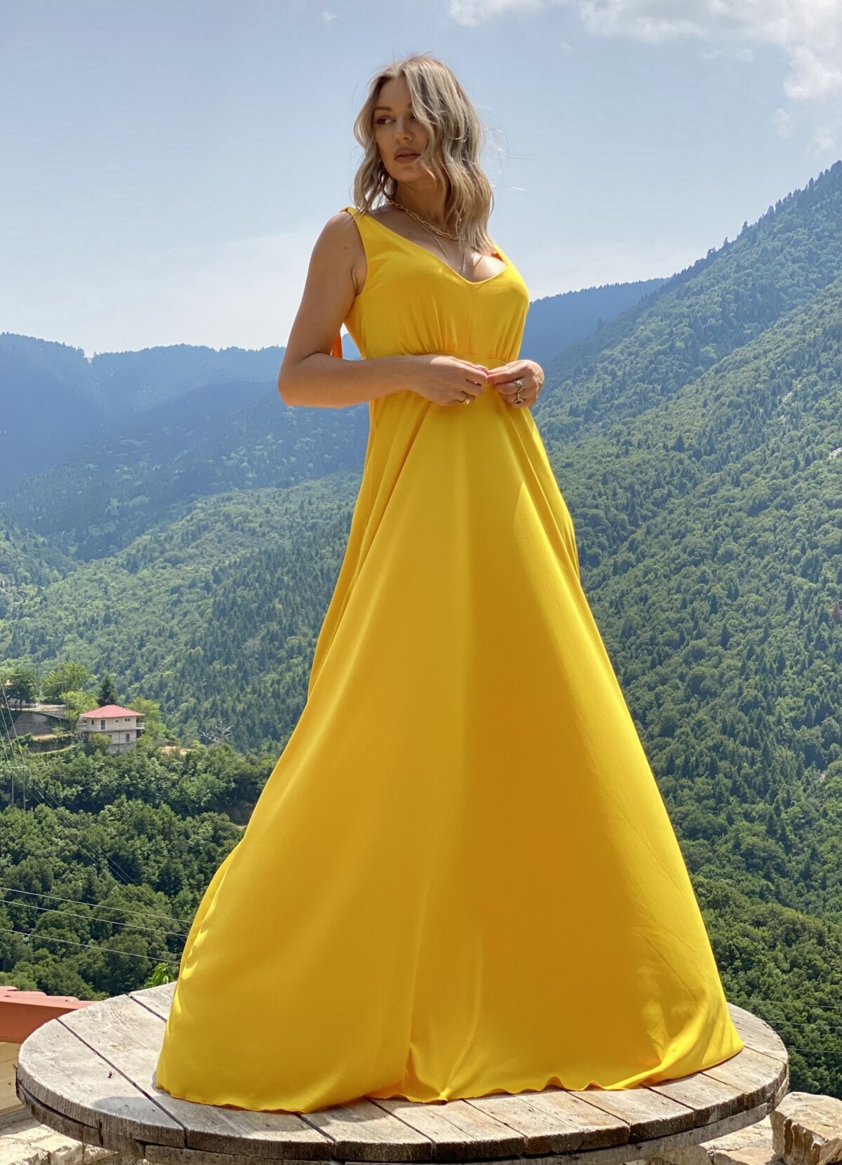maxi φόρεμα με δετές τιράντες - Parizianista.gr