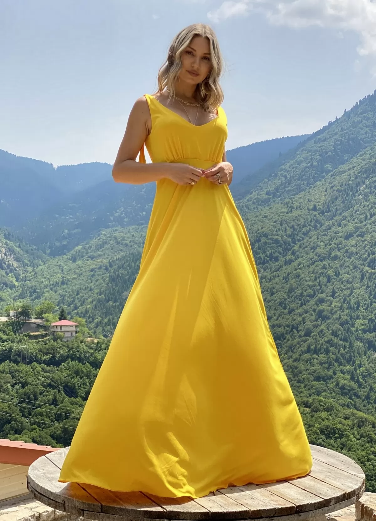 maxi φόρεμα με δετές τιράντες - Parizianista.gr
