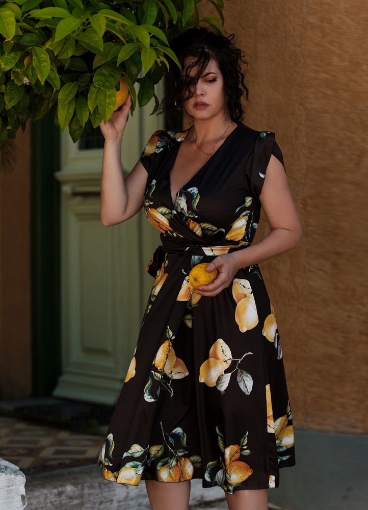 midi φόρεμα lemons με σκίσιμο κρουαζέ by Maria Korinthiou Collection -  Parizianista.gr